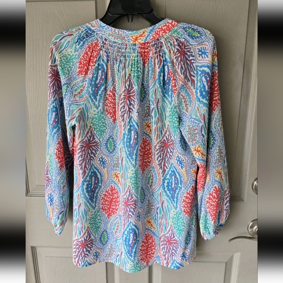 Lilly Pulitzer Elsa 100% Silk Top Let Minnow Sz S Popover Detail Logo Buttons - Picture 12 of 12